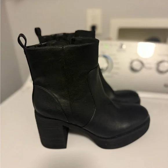 Zodiac Black Ankle Booties - Picture 1 of 6